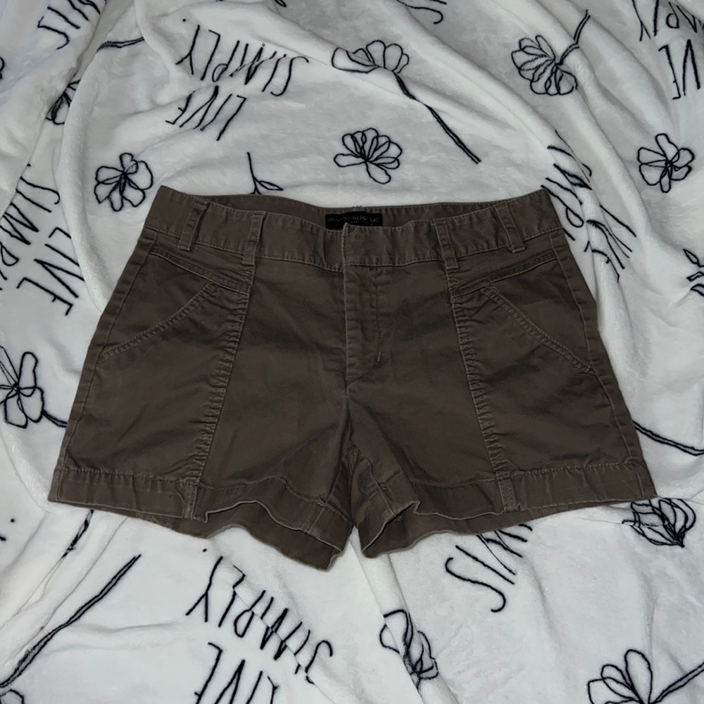 Brown/Army green Shorts 🤎💚